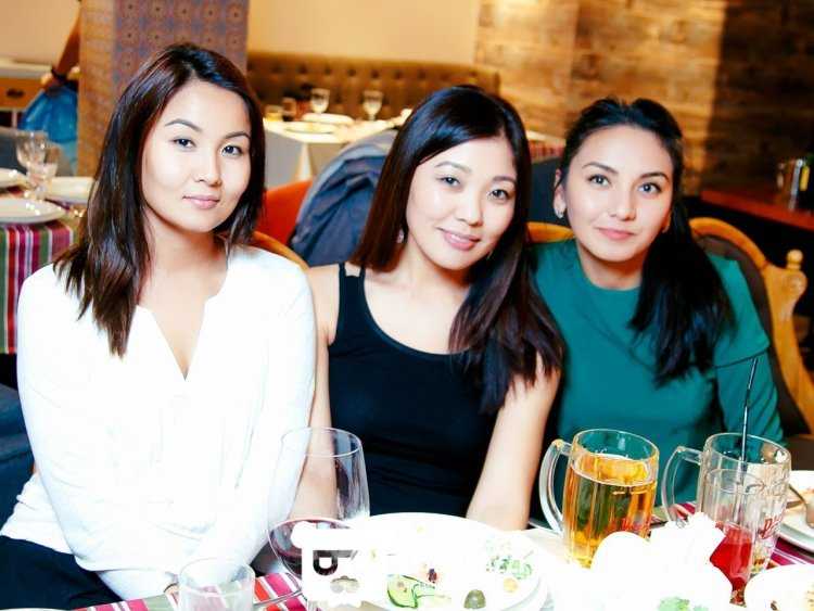 Официантка узбечка