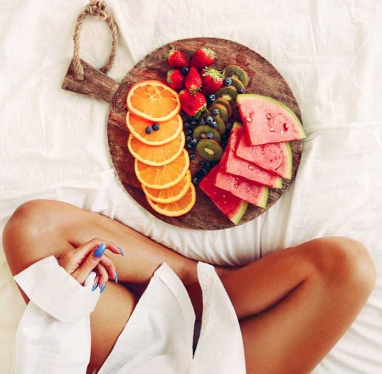 Девушки загорелые с фруктами