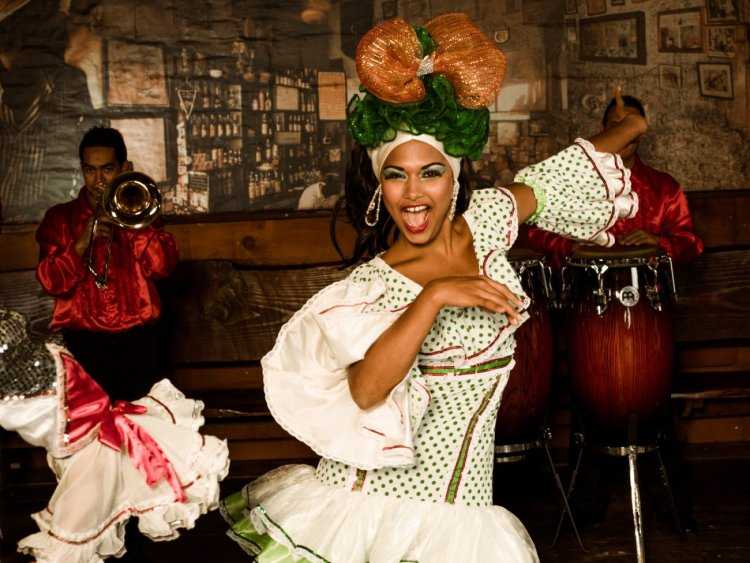 Кубинская вечеринка в белом костюмы