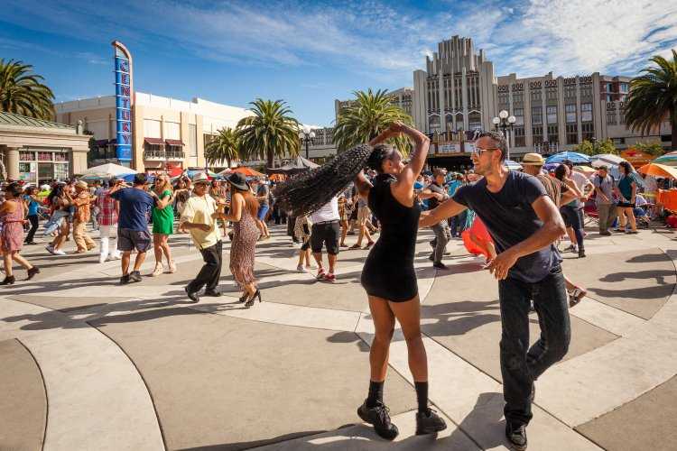 Сальса на улице