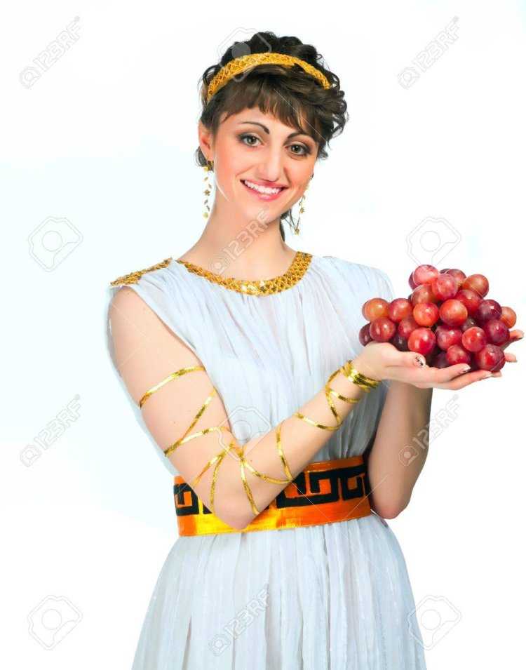 Девушка в греческом ресторане