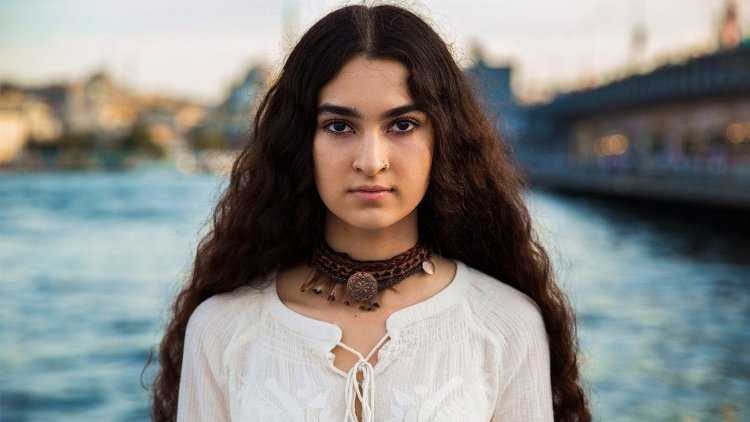 Румынка в национальном костюме