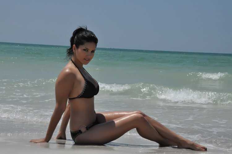 Санни Леоне в купальнике