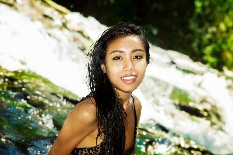 Индонезийки в купальниках