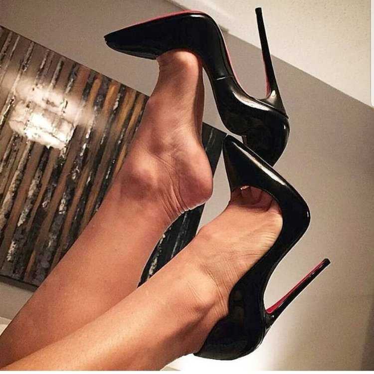 Ноги в туфлях на высоких каблуках