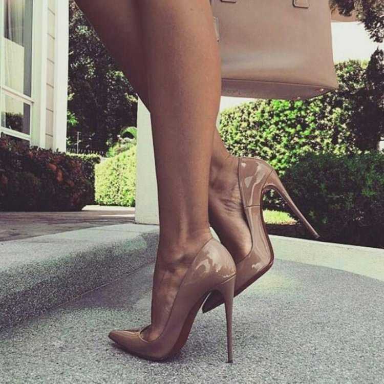 Ноги в туфлях сверху