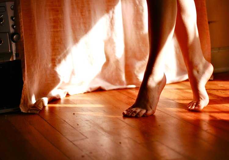 Босые ноги на цыпочках