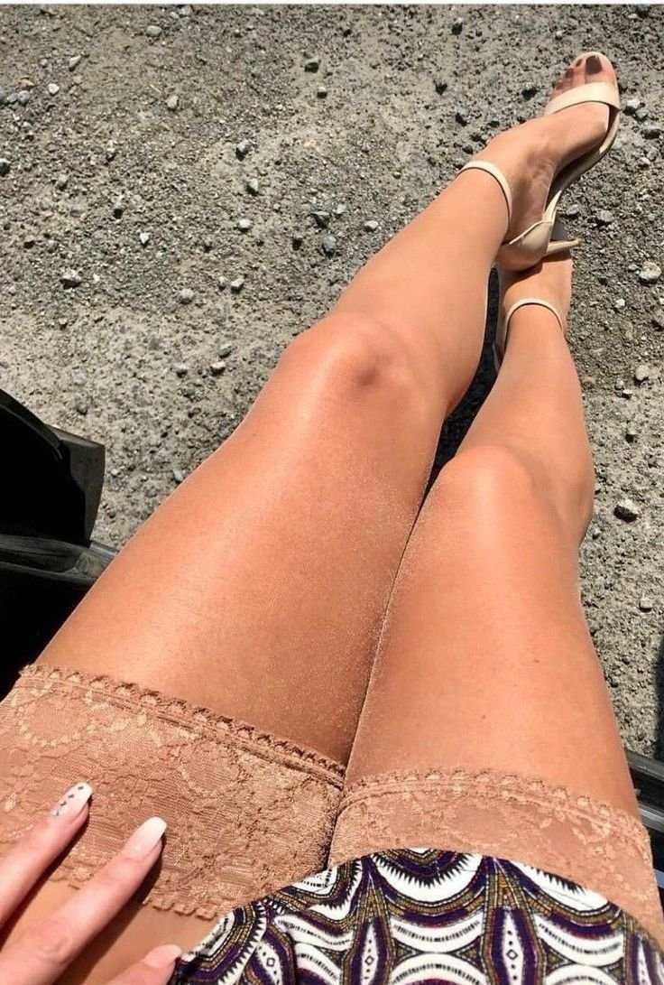 Женские ножки в колготках