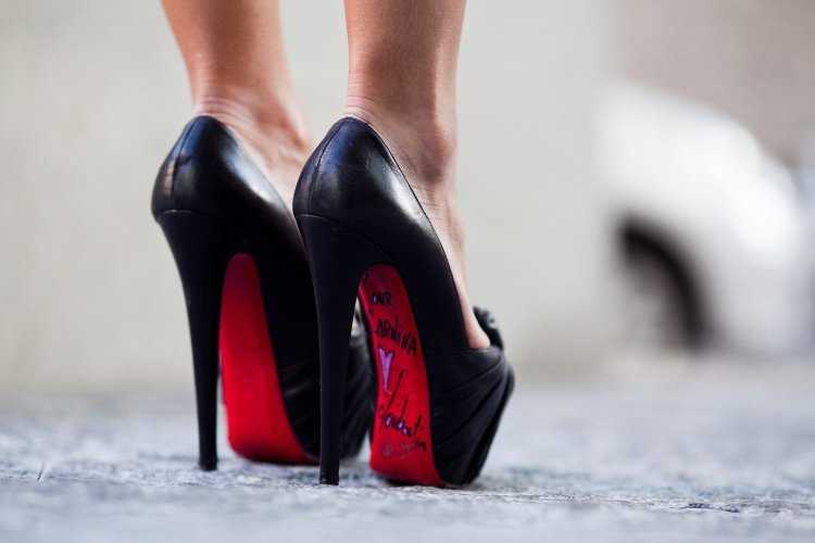 Черные ботинки с красной подошвой