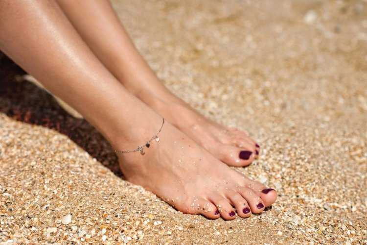 Босые ноги с педикюром