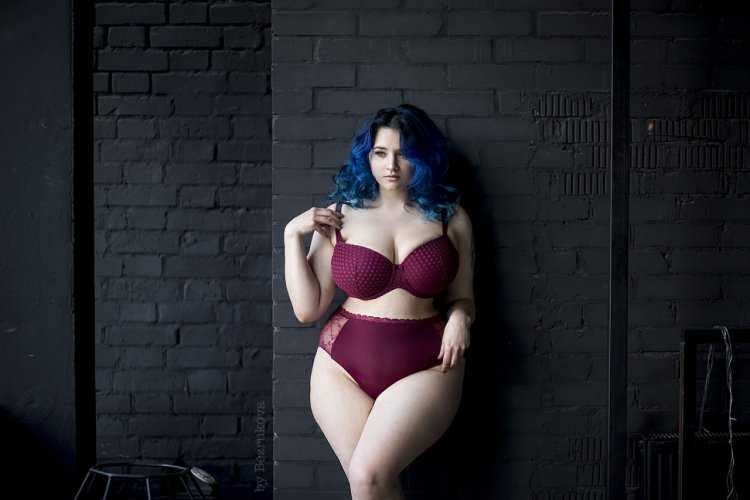 Пышная красота curvy Эндрю Лондон