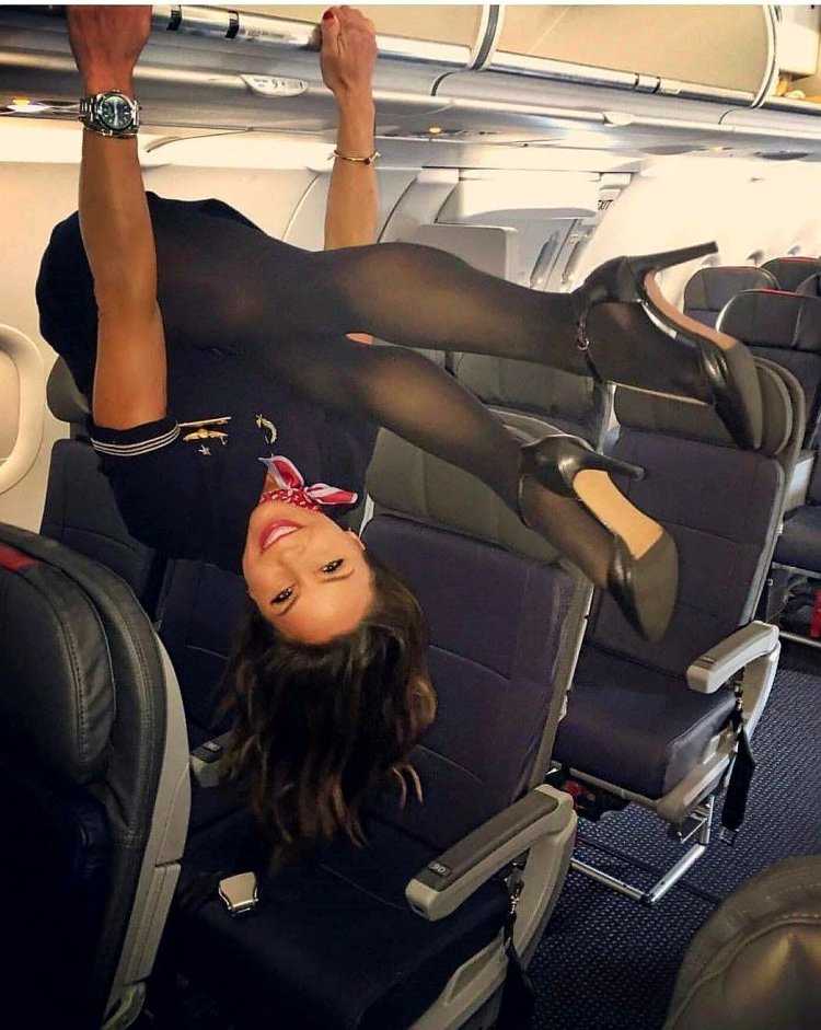 Пьяные стюардессы в самолете