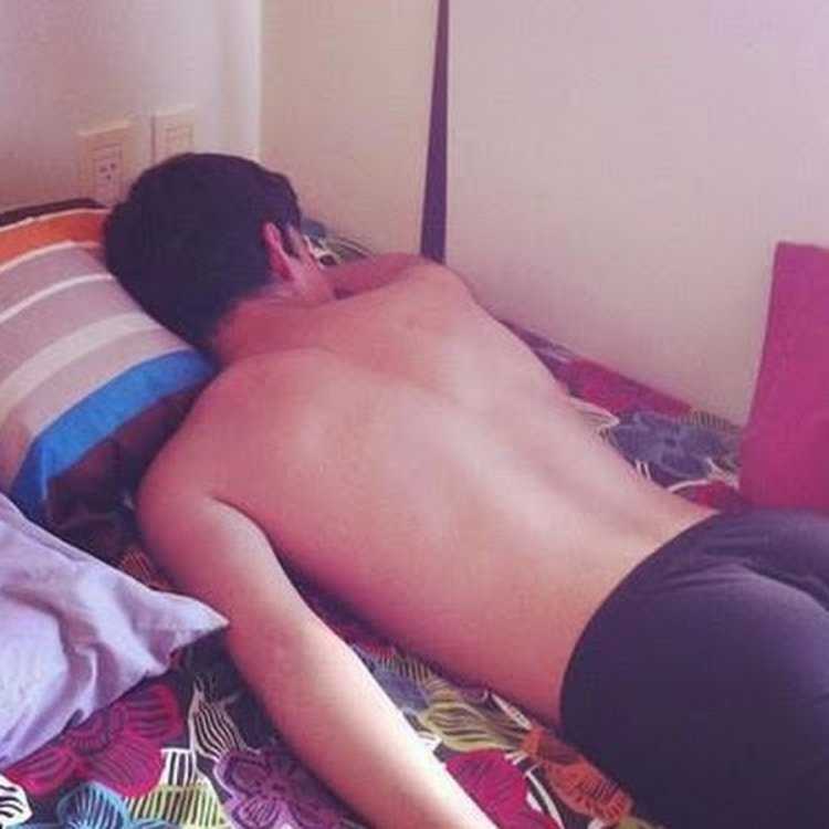 Парень в трусах на кровати