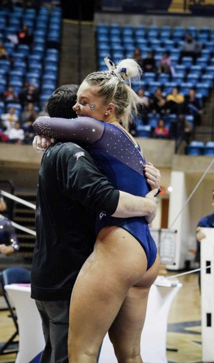 Девушки в обтягивающих штанах для йоги