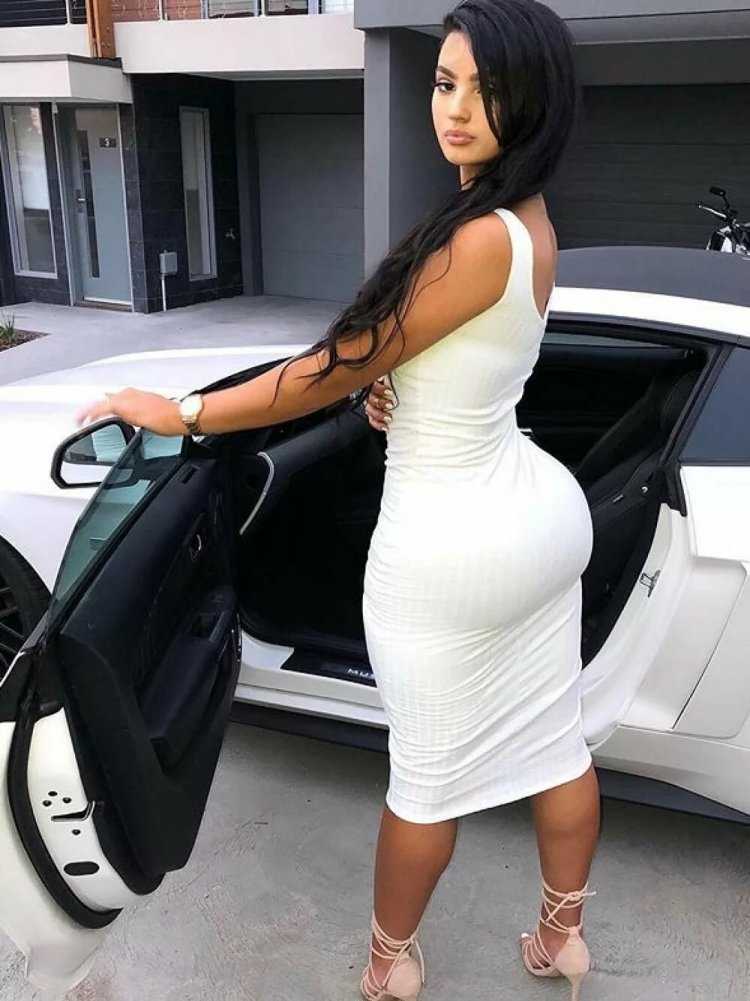 Aliyah Jazmine в платье