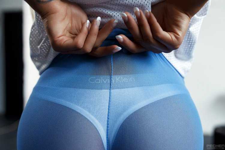 Женщины в обтягивающих трусиках