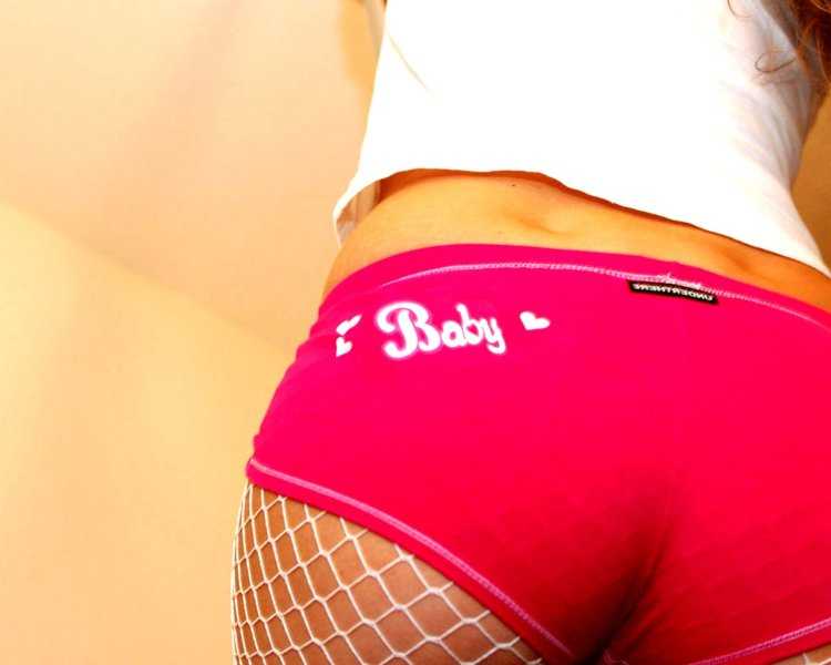 Попа в красных шортах