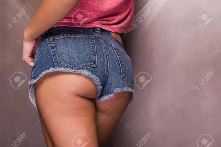 Ягодицы в шортах джинсах