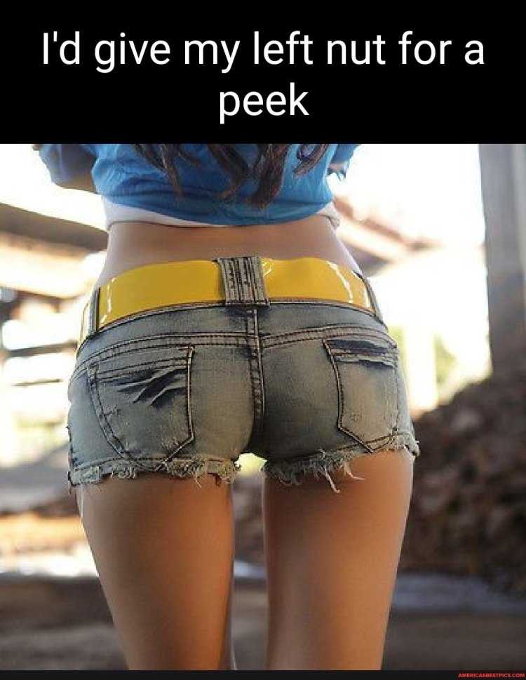 Мия Малкович в шортиках