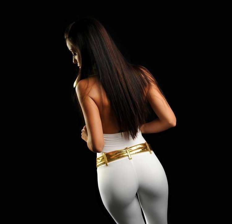 Девушки в белых штанах в обтяжку