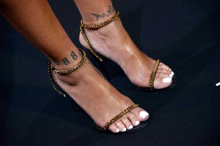 Рианна ступни