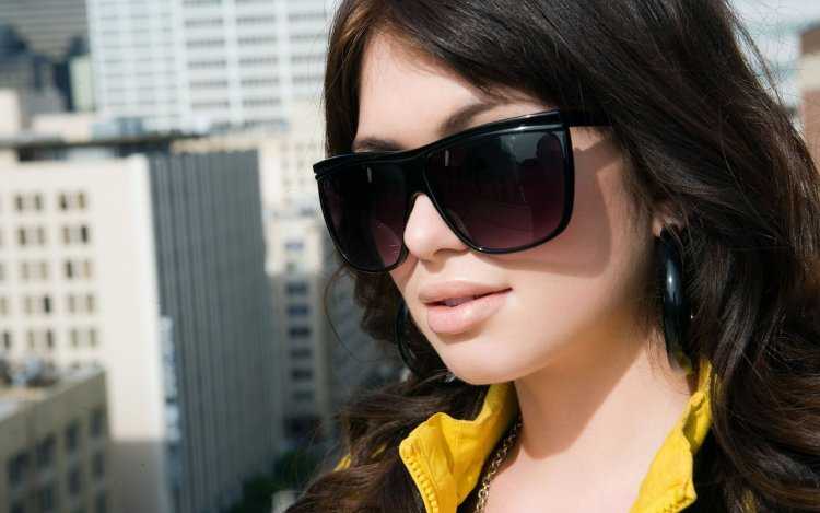 Обычная девушка в темных очках
