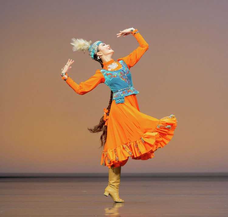 Казахский танец девушки4