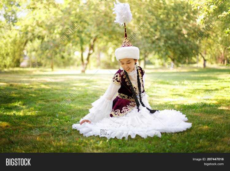 Женщина сидит в казахском национальном костюме