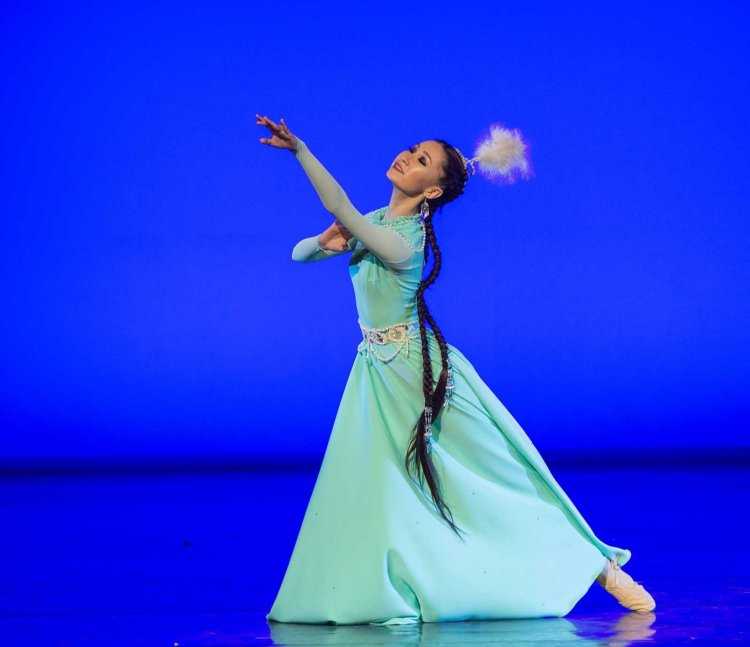 Казахский танец девушки14