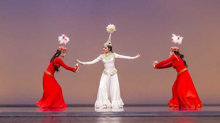 Казахские танцовщицы