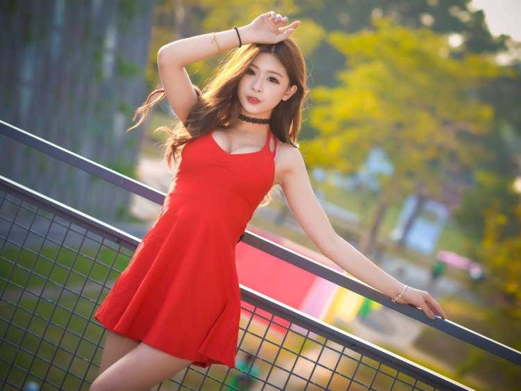 Девушка в платье