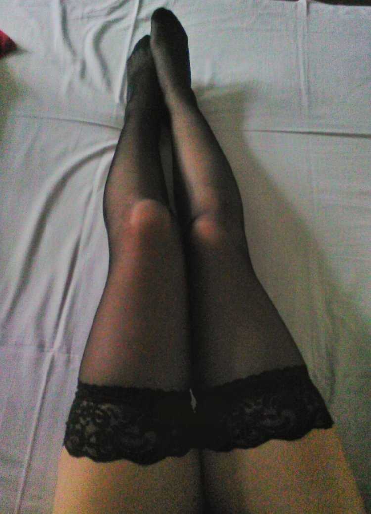 Ноги в чулках без лица