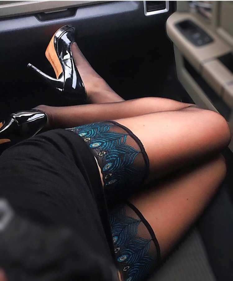 Ножки в колготках в авто
