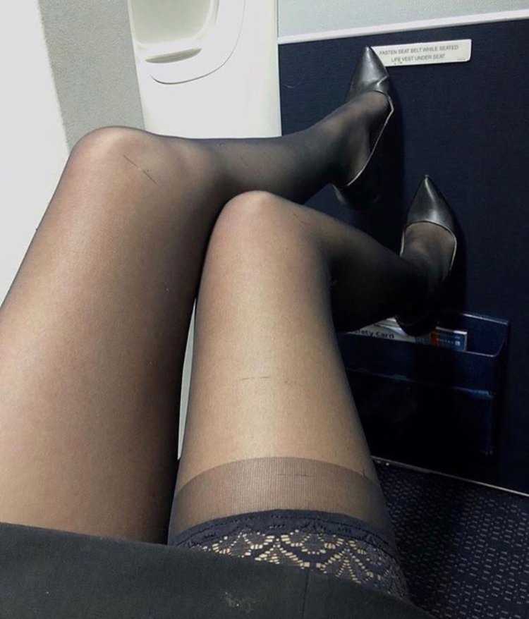 Ножки в чулках под столом