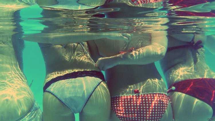 Трусы под водой