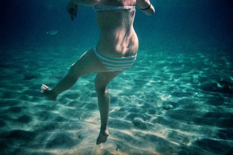 Девушка в купальнике под водой