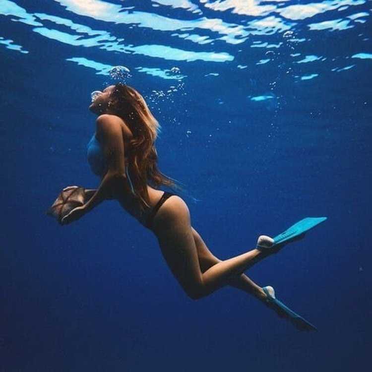 Девушка в купальнике под водой