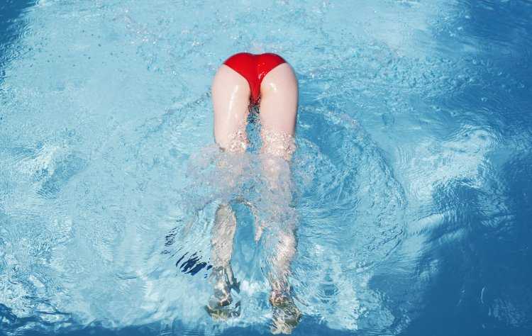 Попы в бассейне