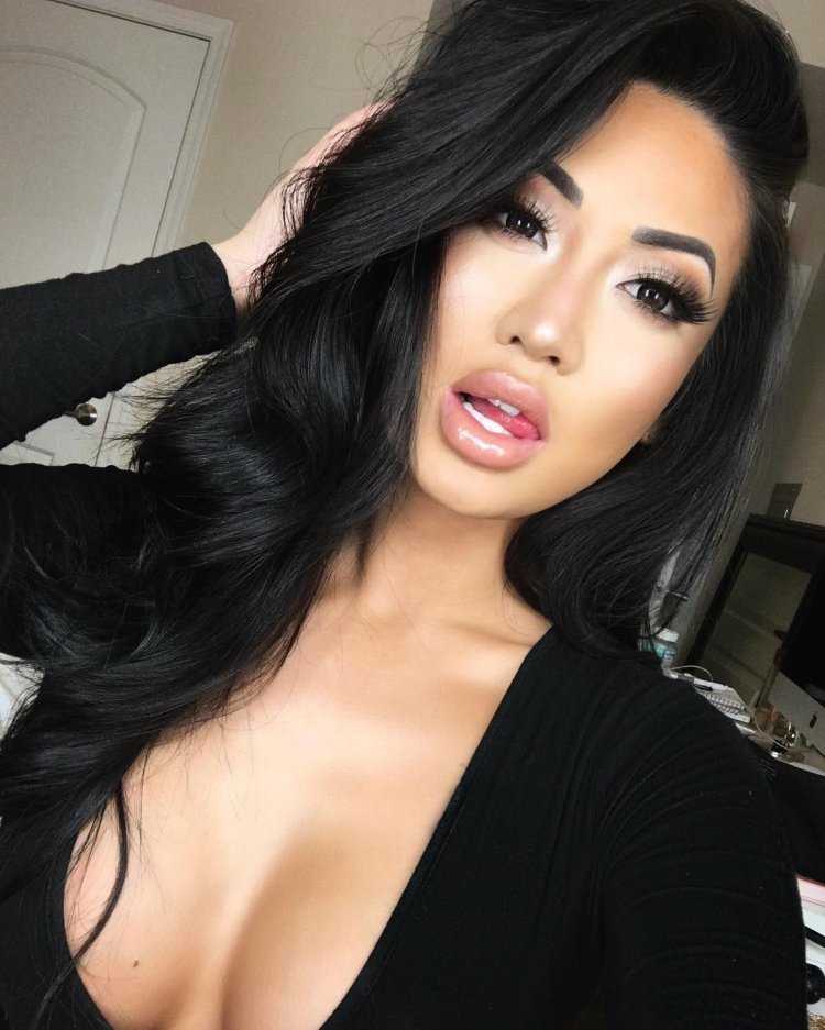 Казахская певица Жанар Дугалова