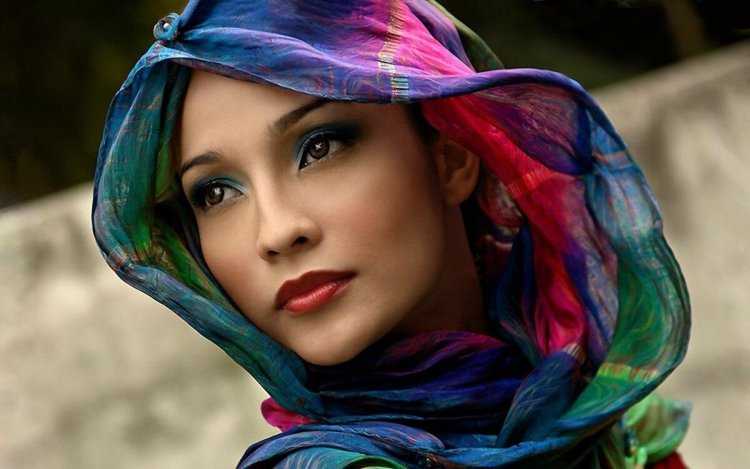 Красивая девушка в платке