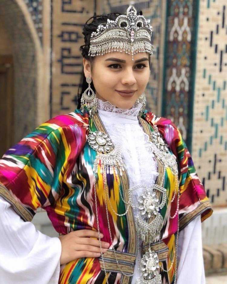 Девушка узбечка в национальном костюме