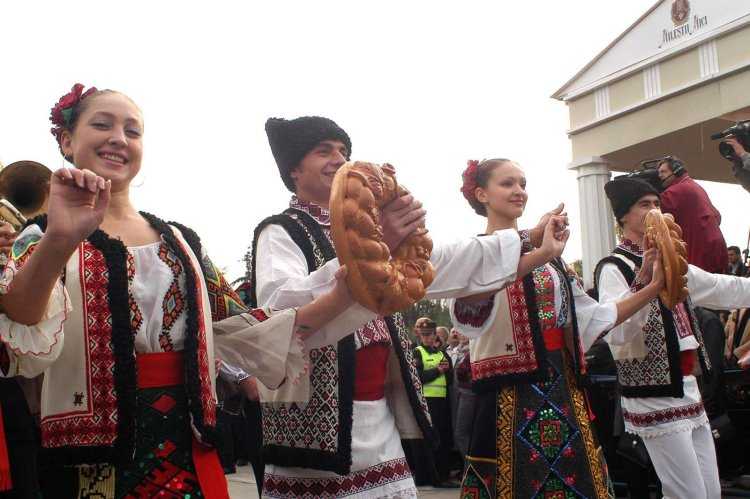 Платье в молдавском стиле