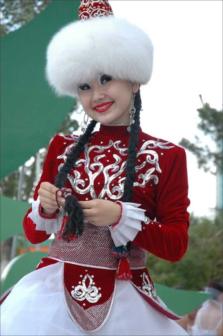 Казашка в национальном костюме