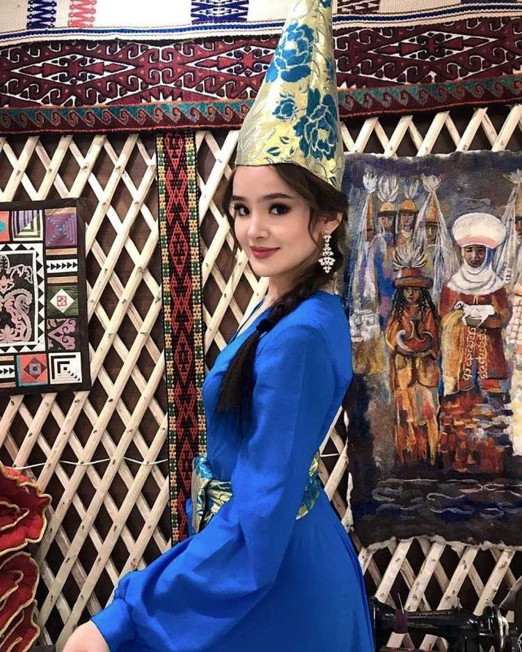 Красивая казахская девушка в национальном