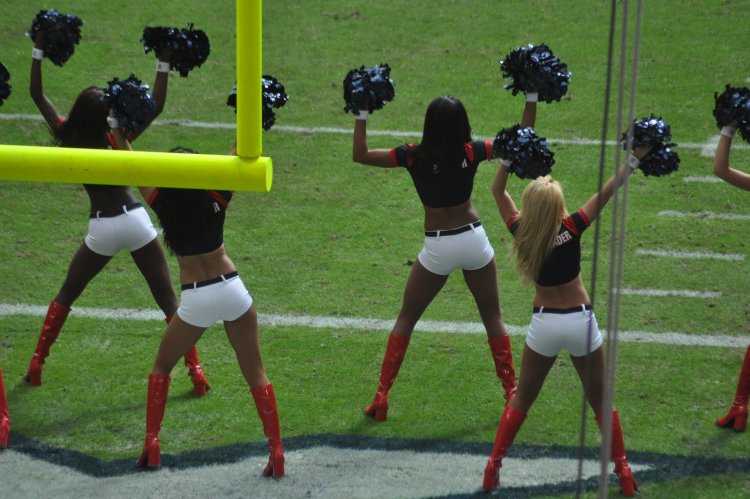 Чирлидер с открытыми ягодицами