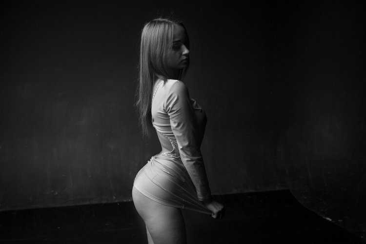 Попы на черном фоне