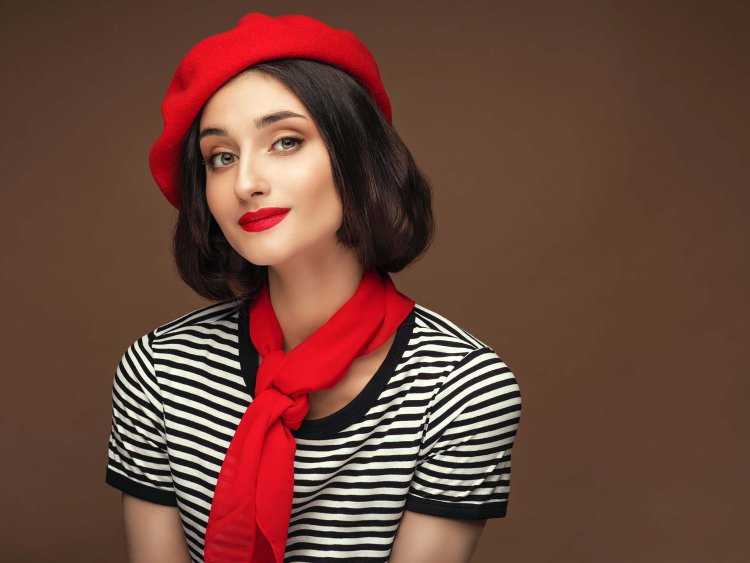 Француженка в берете с каре