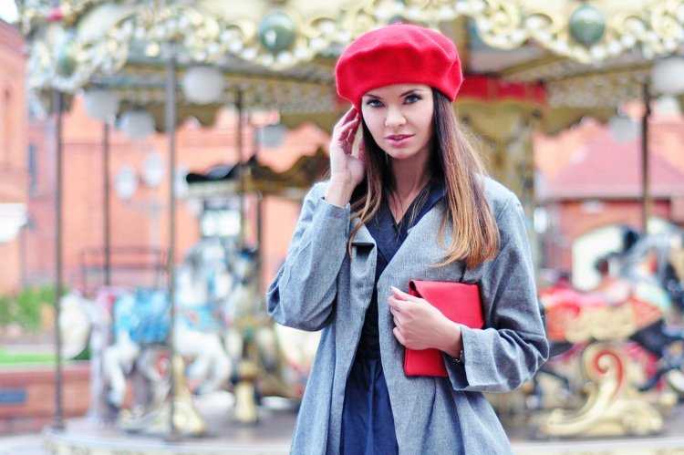 Красный берет француженки