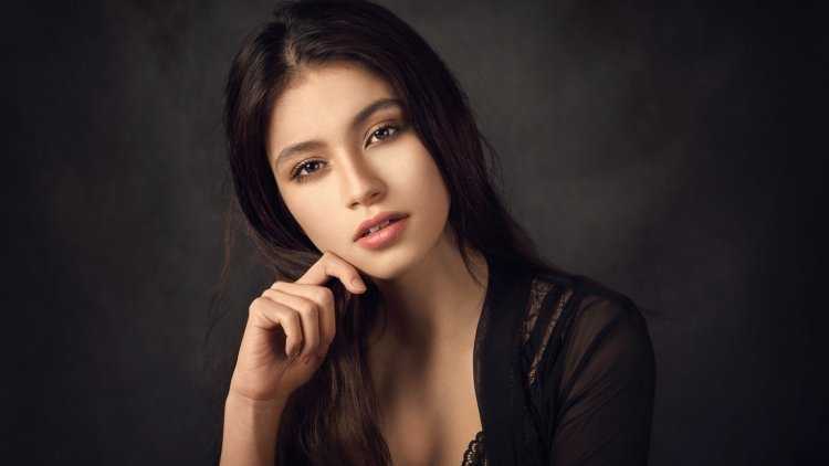 Модель Восточной внешности