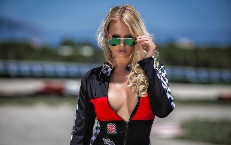 Красивые телки в очках